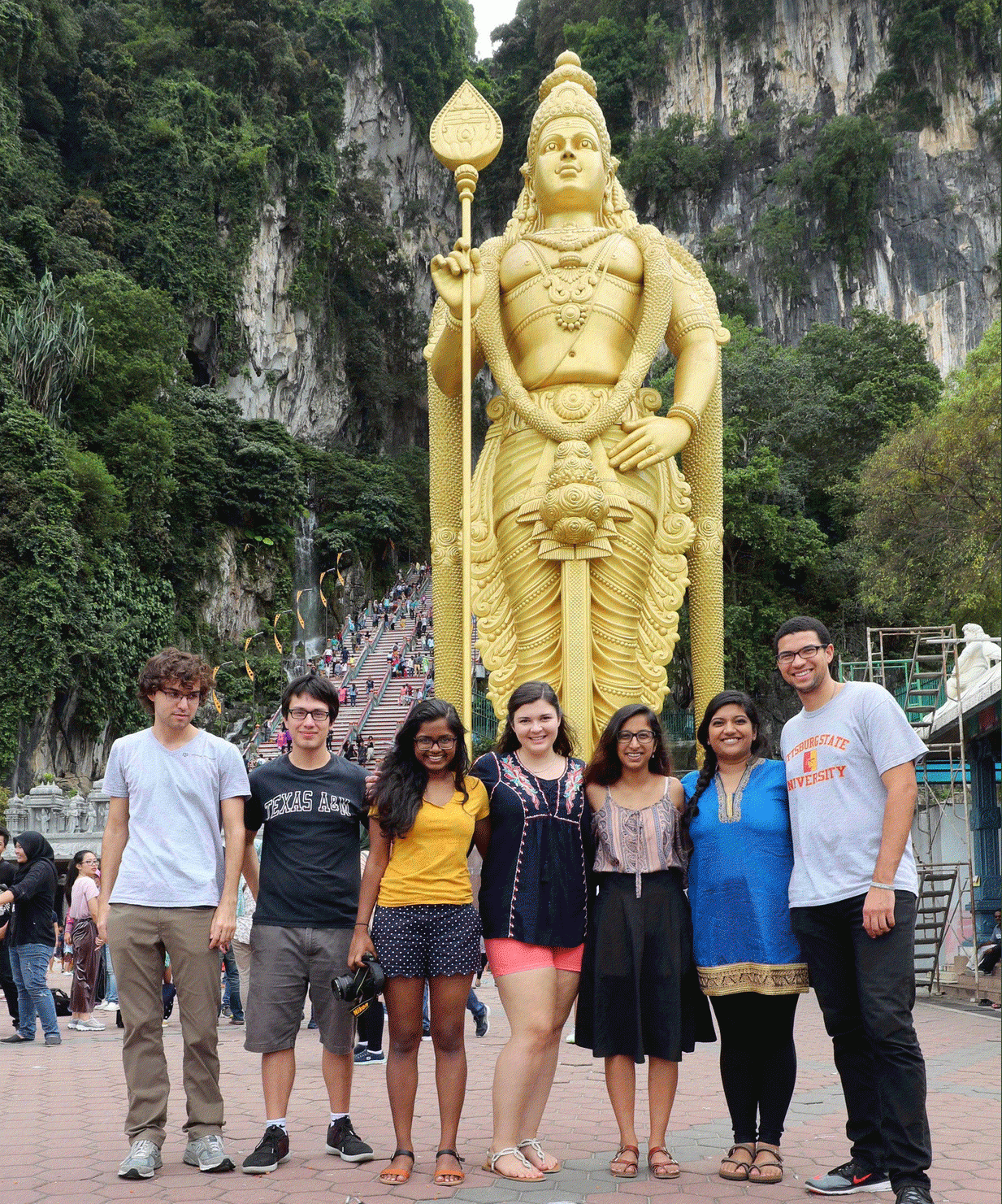Group of Texas A&M students with statue in Singapore